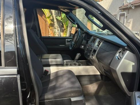 Used 2017 Ford Expedition XLT RWD image 2