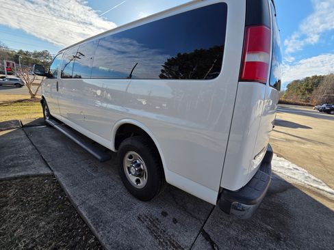 Used 2017 Chevrolet Express 3500 LT w/ LT Preferred Equipment Group image 4