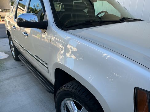 Used 2013 Chevrolet Avalanche LTZ image 4