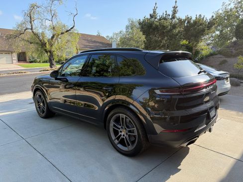 Used 2024 Porsche Cayenne AWD/4WD image 8