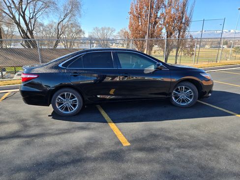 Used 2017 Toyota Camry SE image 1