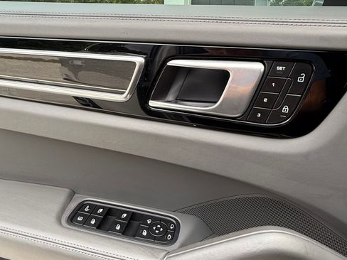 Used 2022 Porsche Cayenne E-Hybrid image 14