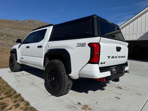 Used 2025 Toyota Tacoma TRD Off-Road w/ TRD Off Road Premium Package image 4