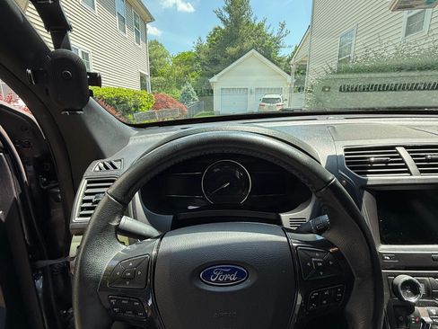 Used 2018 Ford Explorer XLT w/ Equipment Group 202A AWD/4WD image 11