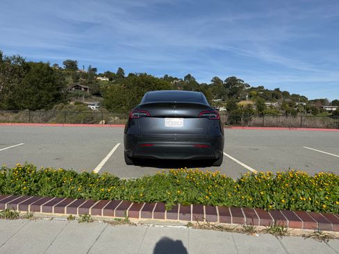 Used 2022 Tesla Model Y Long Range image 6