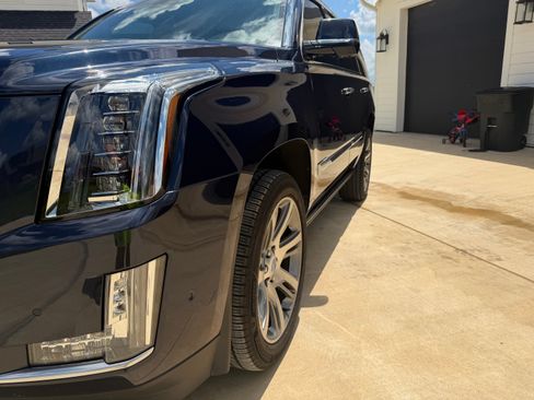 Used 2019 Cadillac Escalade Premium Luxury AWD/4WD image 10