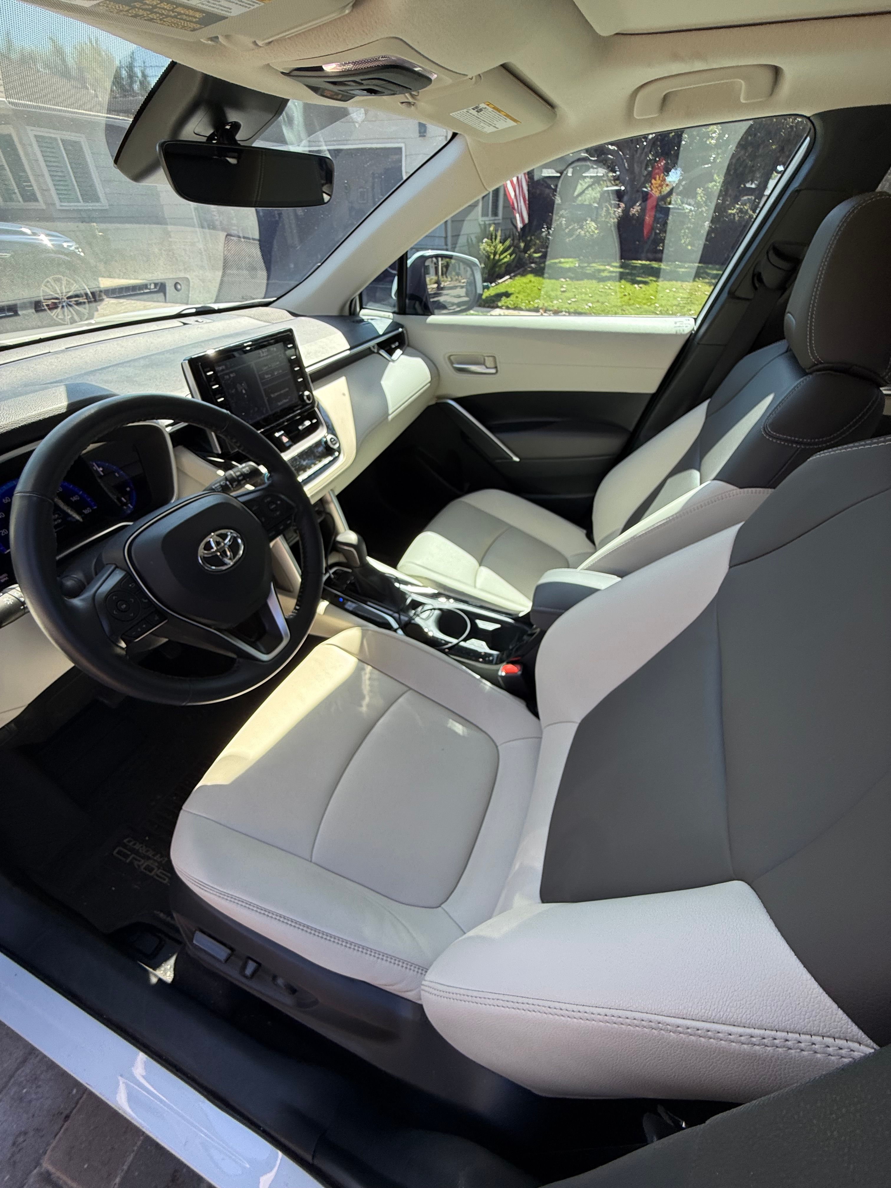 Used 2022 Toyota Corolla Cross XLE w/ Convenience Package AWD/4WD image 9