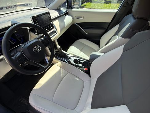 Used 2022 Toyota Corolla Cross XLE w/ Convenience Package AWD/4WD image 9