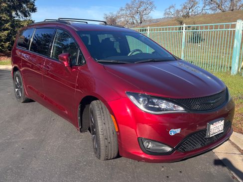 Used 2020 Chrysler Pacifica Limited w/ Advanced Safetytec Group image 2