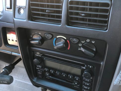 Used 2002 Toyota Tacoma 2WD Xtracab image 11