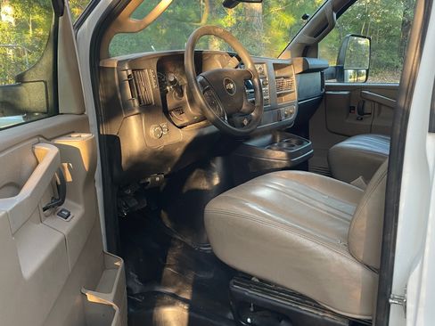 Used 2016 Chevrolet Express 4500 Cutaway Van 2D image 6