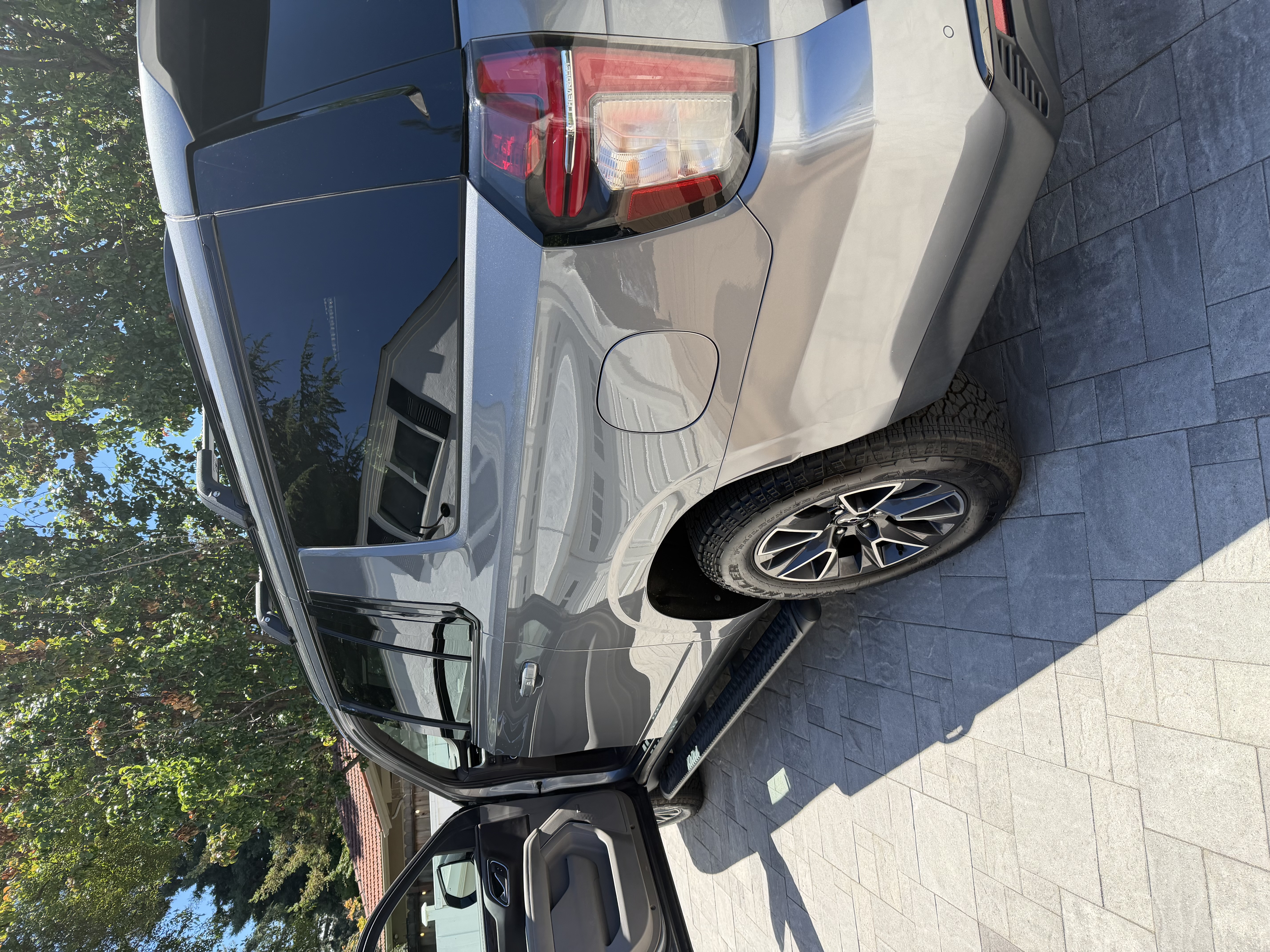 Used 2021 Chevrolet Suburban Z71 w/ Luxury Package AWD/4WD image 8