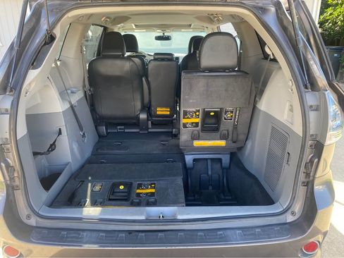 Used 2012 Toyota Sienna SE image 13