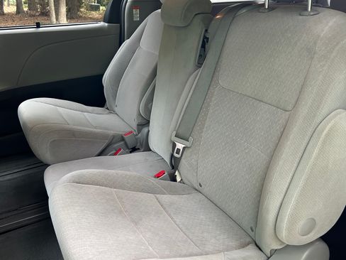 Used 2015 Toyota Sienna LE FWD image 10
