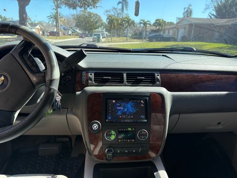 Used 2010 Chevrolet Avalanche LT w/ Luxury Package image 5