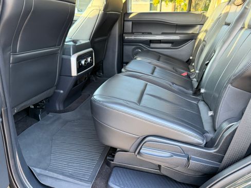 Used 2022 Ford Expedition XLT image 5