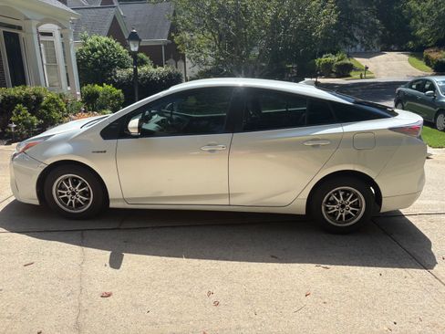 Used 2016 Toyota Prius Two FWD image 19