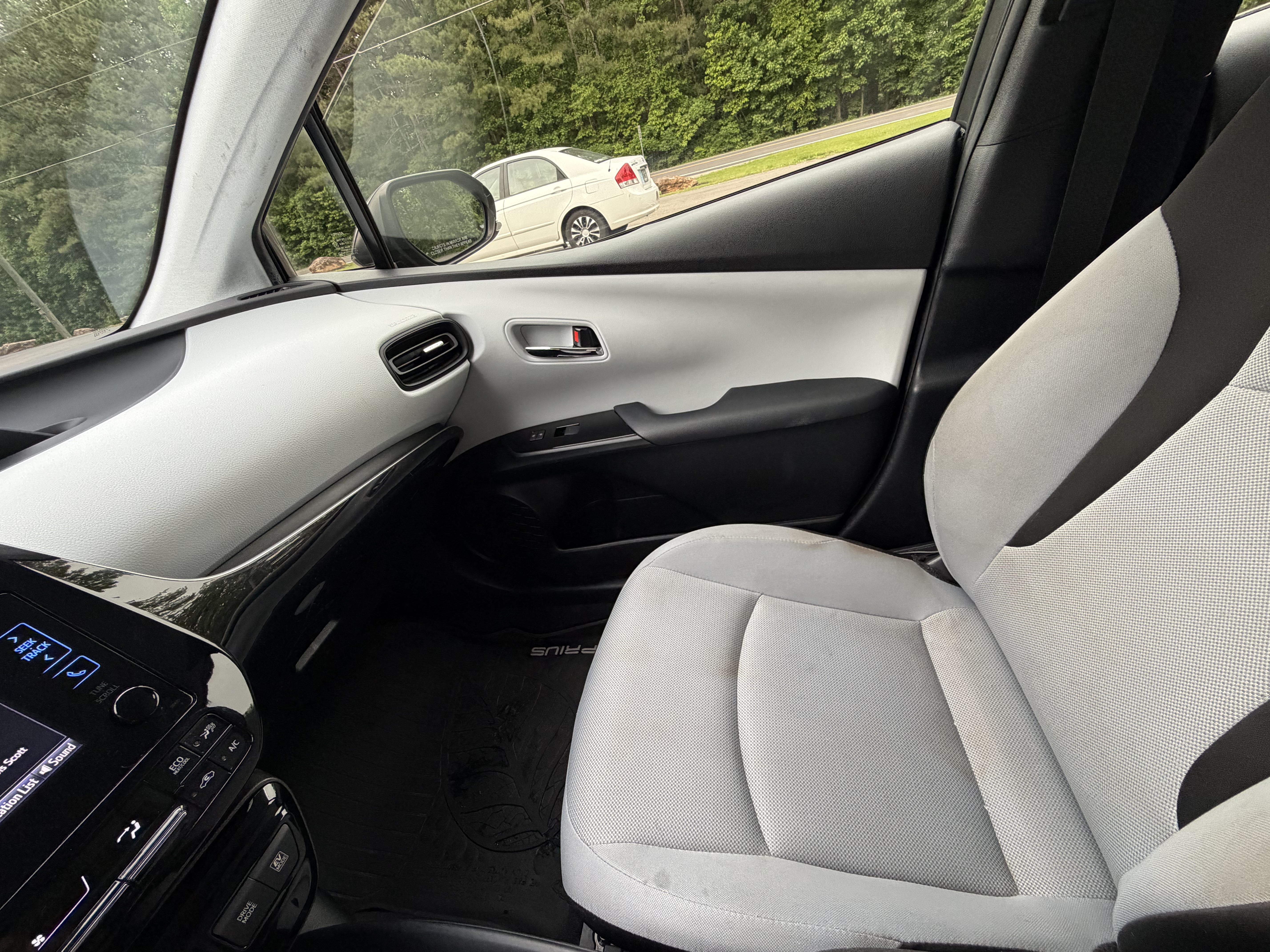 Used 2019 Toyota Prius L Eco FWD image 12
