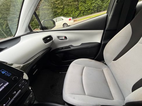 Used 2019 Toyota Prius L Eco FWD image 12