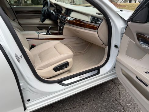 Used 2014 BMW 750Li image 9