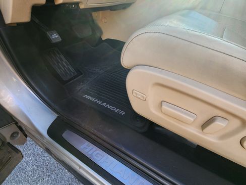 Used 2014 Toyota Highlander Limited image 15