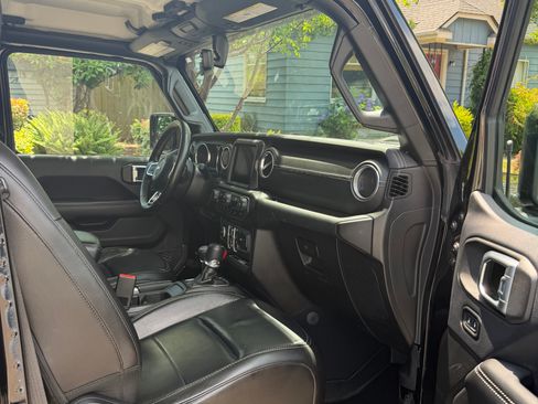 Used 2018 Jeep Wrangler Unlimited Sahara AWD/4WD image 16