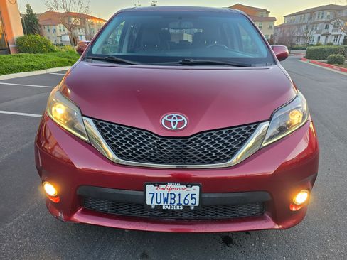 Used 2017 Toyota Sienna SE image 2