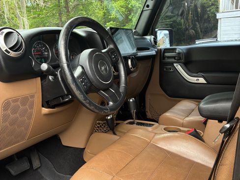 Used 2011 Jeep Wrangler Unlimited Sahara w/ Connectivity Group AWD/4WD image 16