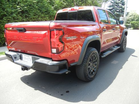 Used 2023 Chevrolet Colorado Trail Boss w/ Technology Package AWD/4WD image 5