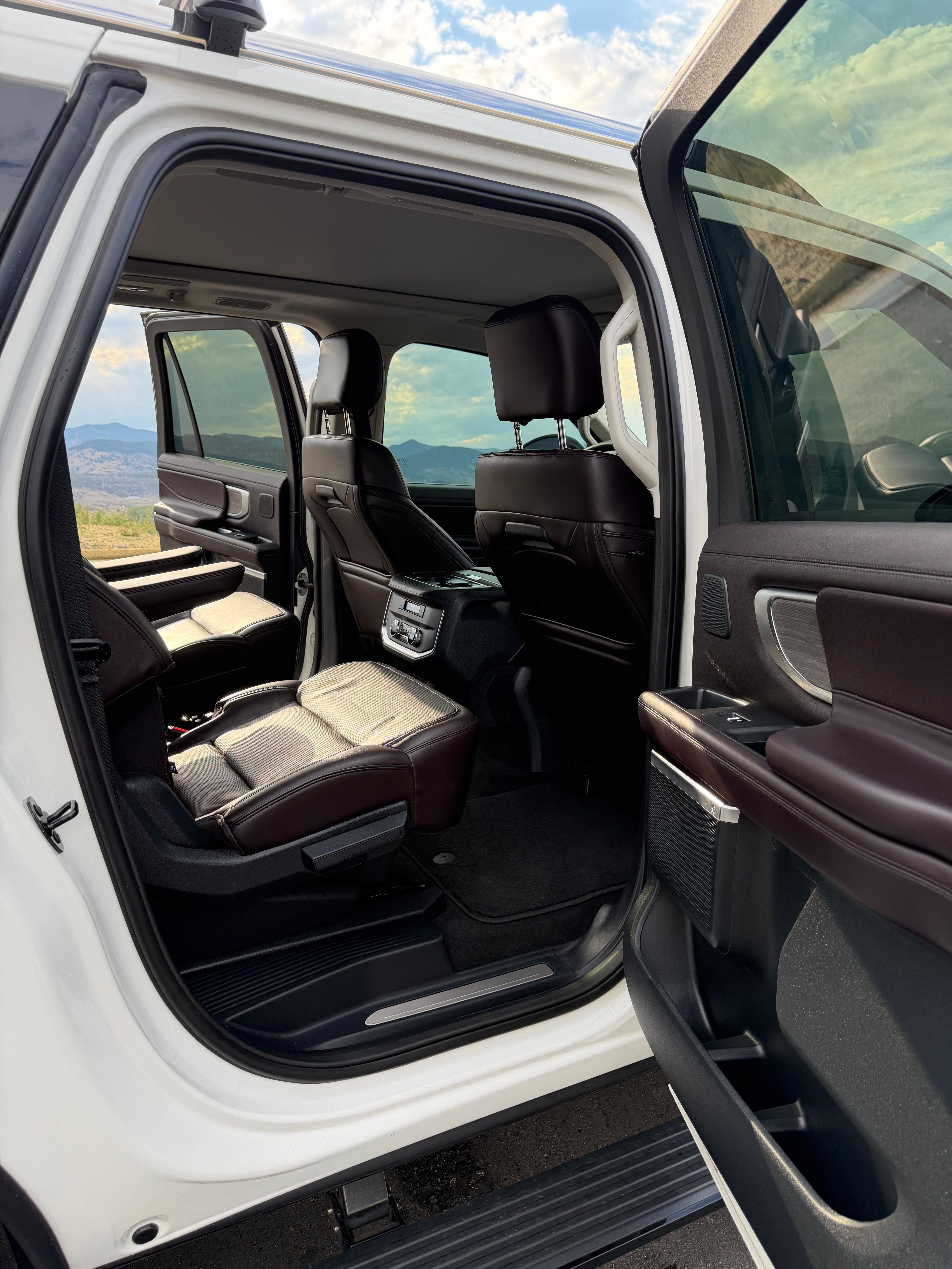 Used 2025 Ford Expedition Max Platinum w/ Platinum Ultimate Package AWD/4WD image 15