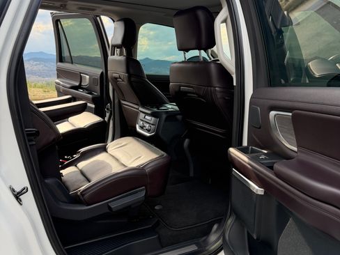 Used 2025 Ford Expedition Max Platinum w/ Platinum Ultimate Package AWD/4WD image 15
