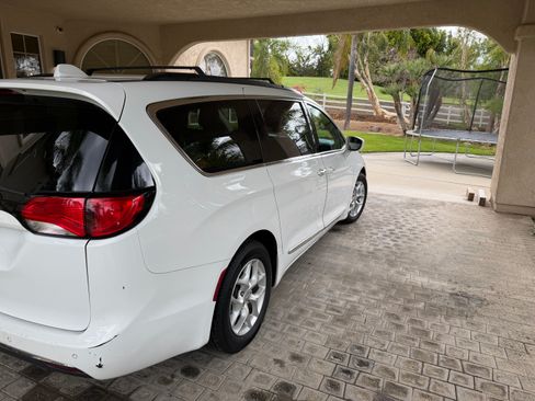 Used 2017 Chrysler Pacifica Touring-L image 6