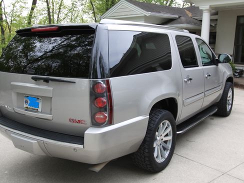 Used 2007 GMC Yukon XL Denali AWD/4WD image 2