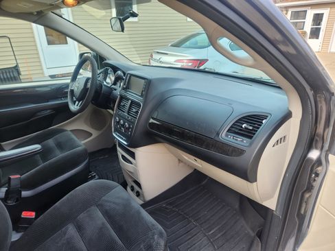 Used 2017 Dodge Grand Caravan SE image 14