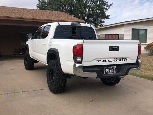 Used 2019 Toyota Tacoma TRD Off-Road AWD/4WD image 4
