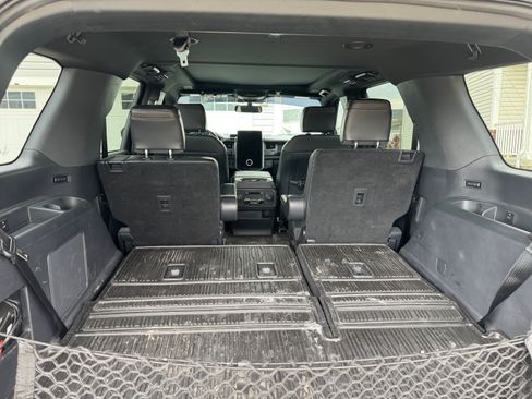 Used 2024 Ford Expedition Platinum image 12