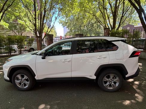 Used 2022 Toyota RAV4 LE AWD/4WD image 2