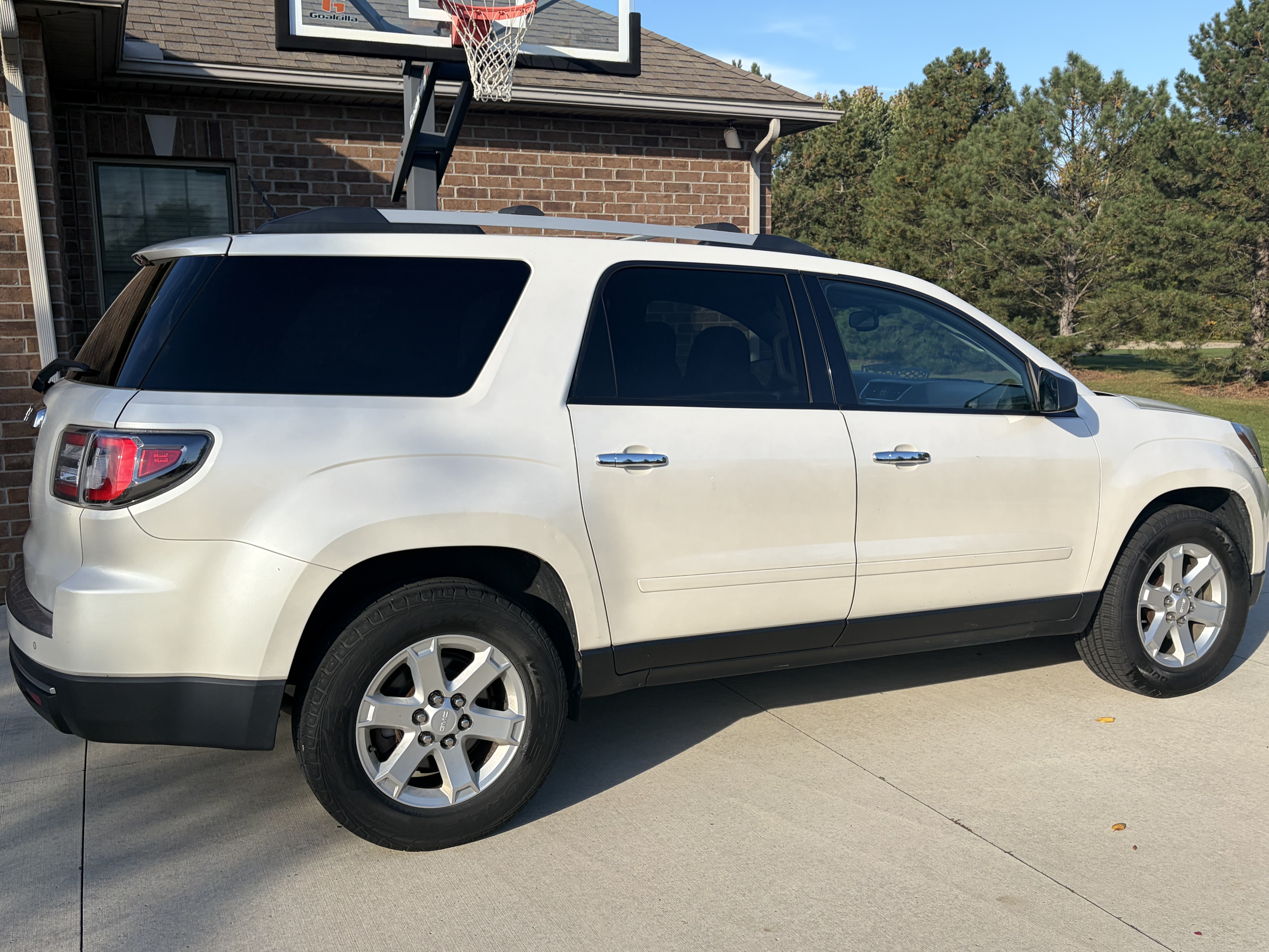 Used 2014 GMC Acadia SLE FWD image 2