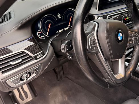 Used 2018 BMW 750i image 8