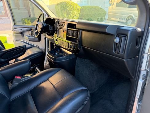 Used 2015 Chevrolet Express 2500 Extended image 9