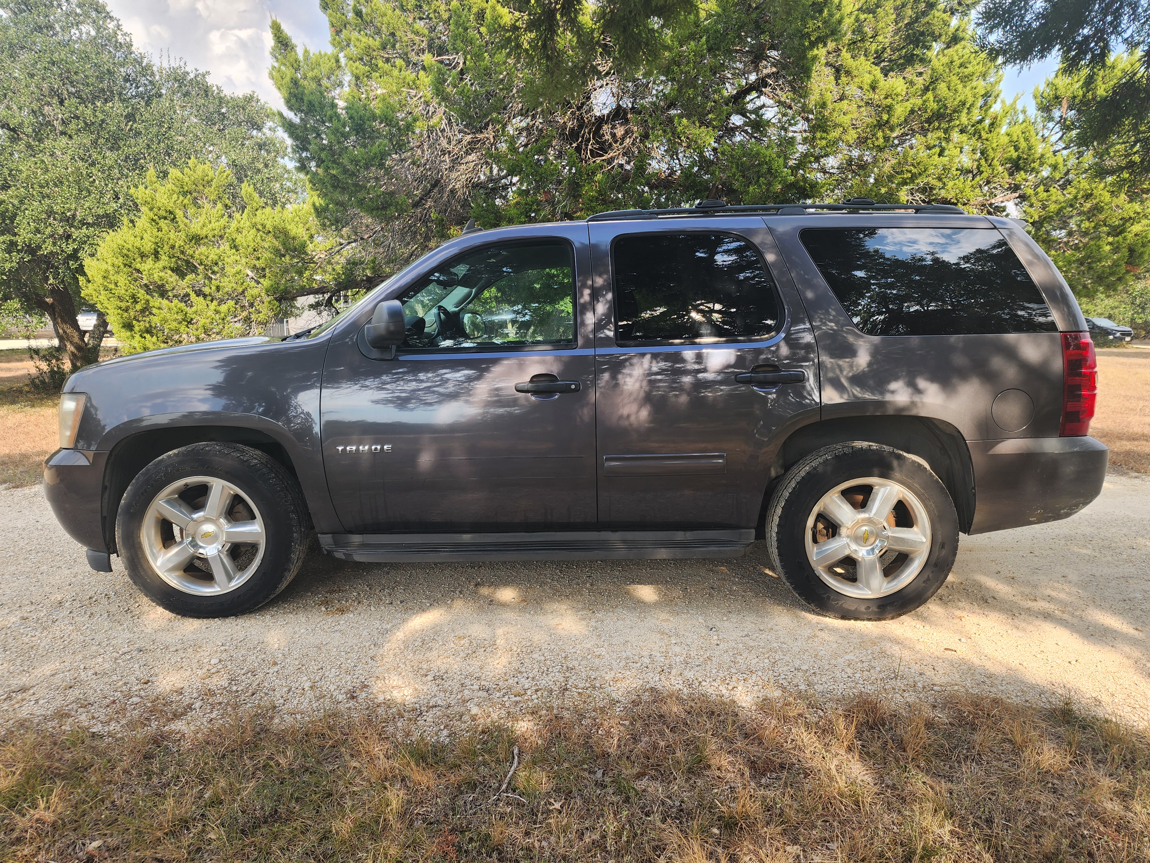 Used 2010 Chevrolet Tahoe LS w/ Exterior Plus Package RWD image 2