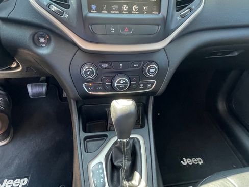 Used 2018 Jeep Cherokee Limited FWD image 12