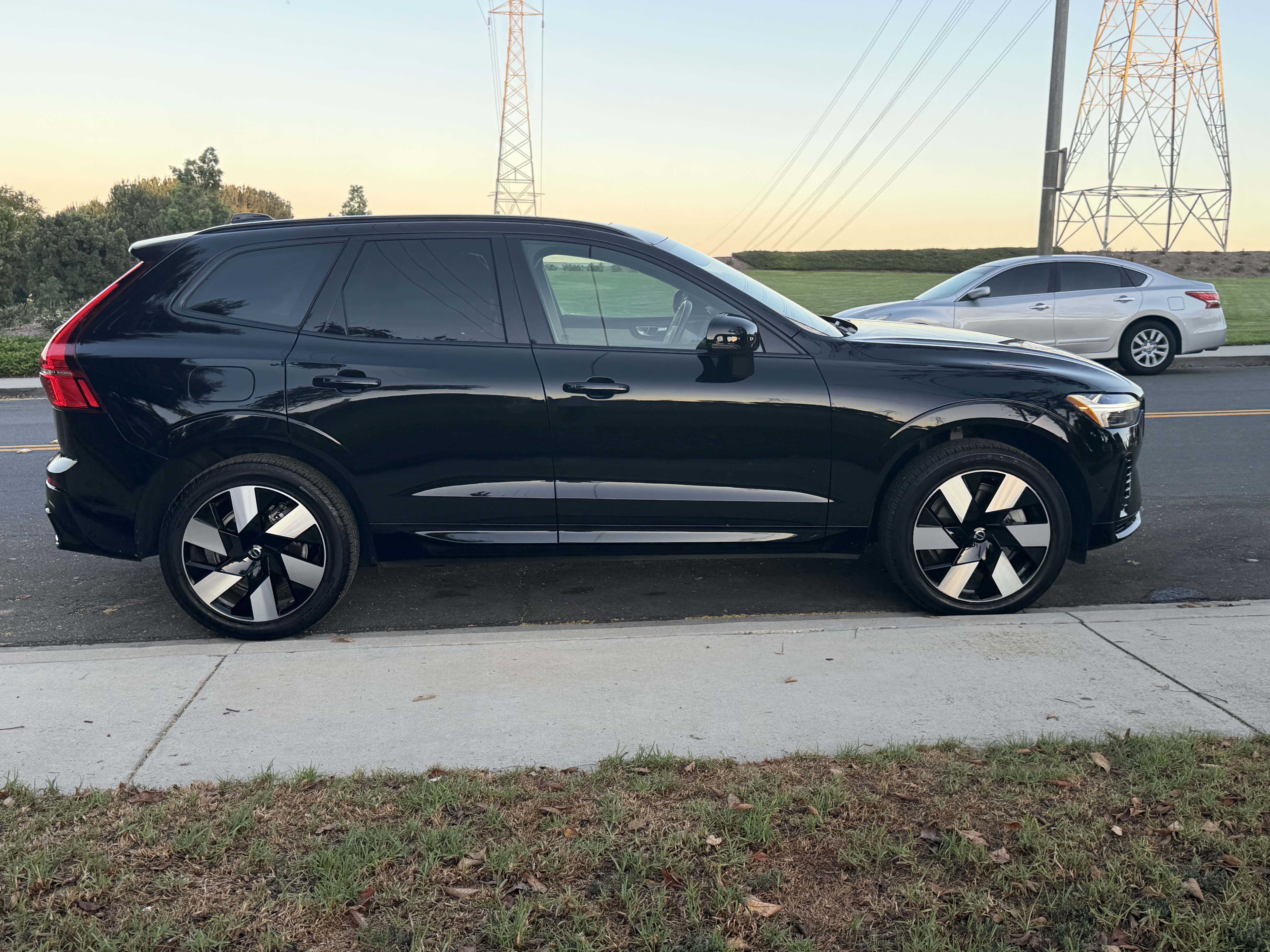 Used 2024 Volvo XC60 T8 Plus w/ Protection Package Premier AWD/4WD image 5