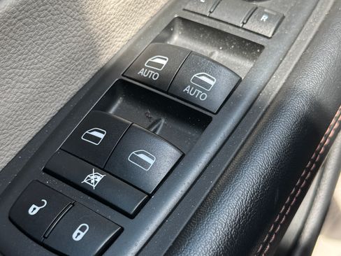 Used 2019 Chrysler Pacifica Touring-L FWD image 17