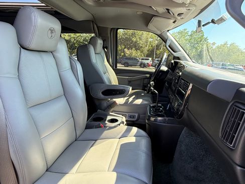 Used 2017 Chevrolet Express 2500 Extended image 17