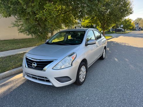 Used 2015 Nissan Versa SV image 1