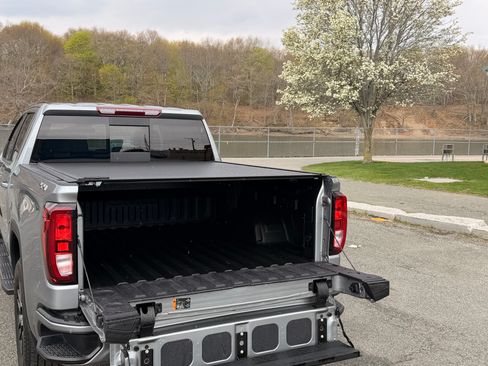 Used 2025 GMC Sierra 1500 Elevation w/ Elevation Premium Package AWD/4WD image 9