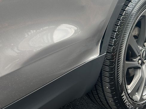 Used 2020 Land Rover Discovery HSE image 2