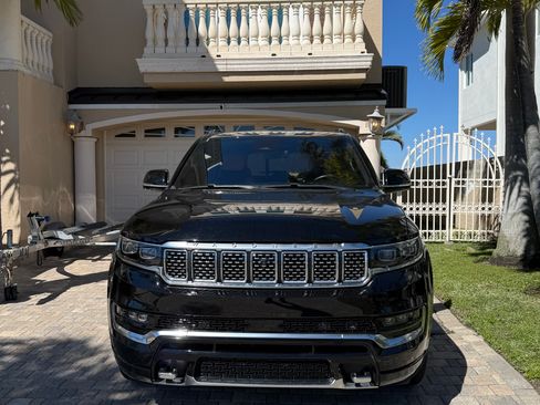 Used 2022 Jeep Grand Wagoneer Series III w/ Rear Seat Video Group 1 image 4