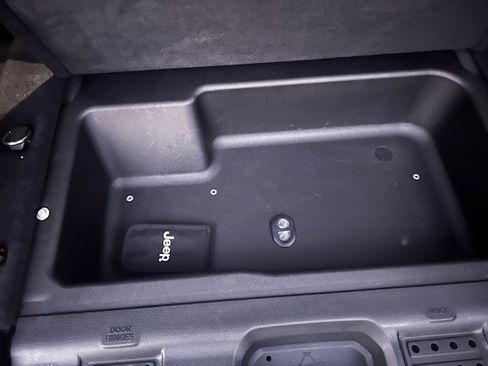 Used 2018 Jeep Wrangler Unlimited Sahara image 9